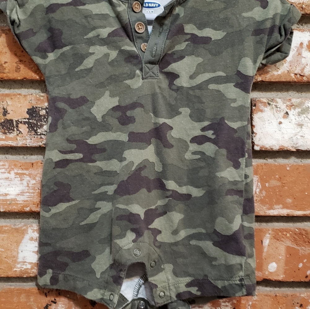 Set of 2 baby Rompers by Old Navy. Set of 2. Size 3-6m. Gently Used. - Picture 2 of 5